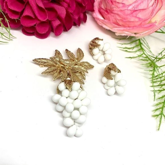 RARE⚜️Vintage NAPIER Porcelain Grapes Brooch Set